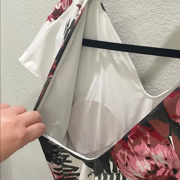 Albion Fit Floral Cape V-Neck Swimsuit without belt - Picture 7 of 8